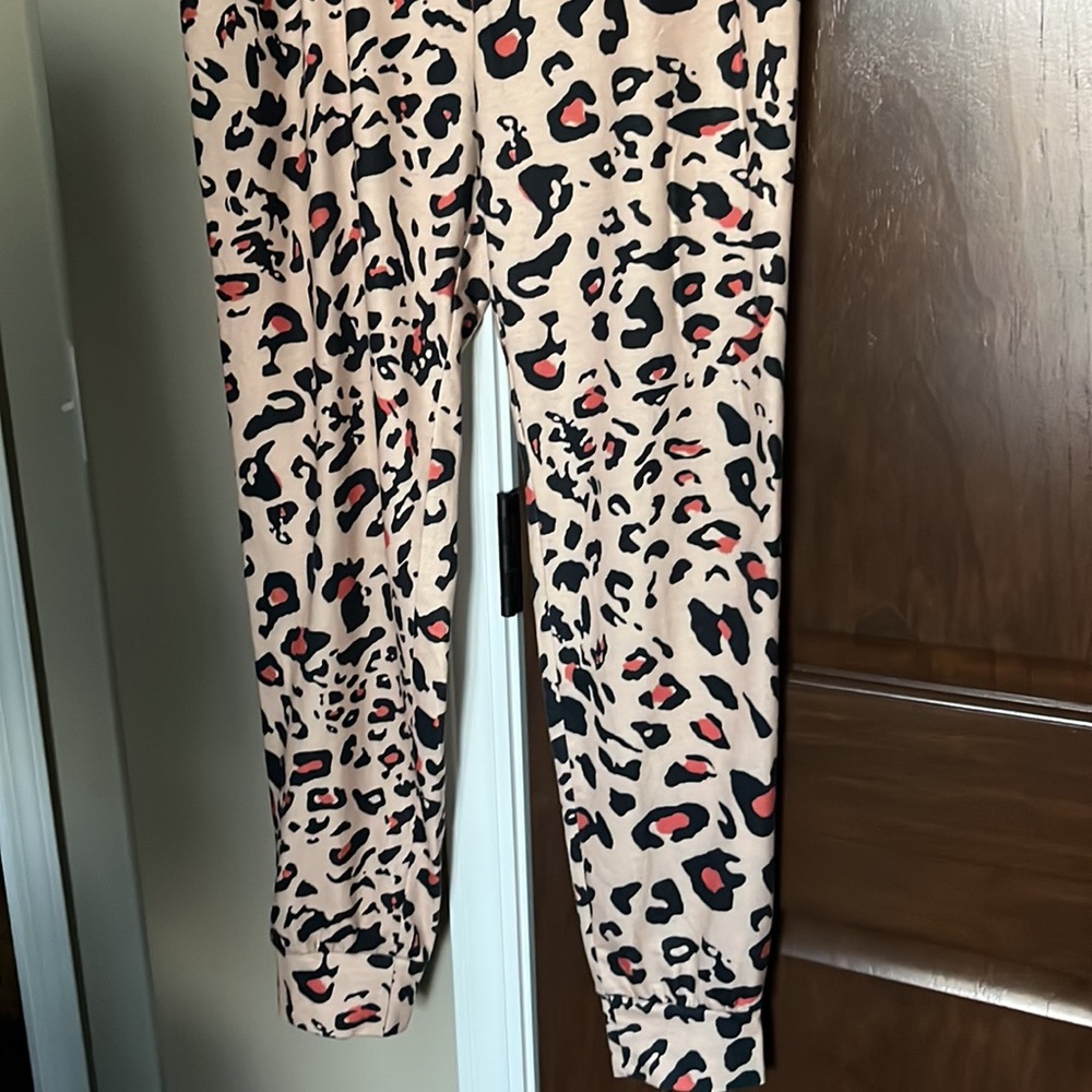 Pajama Set Size Large Like New - Picture 3 of 8